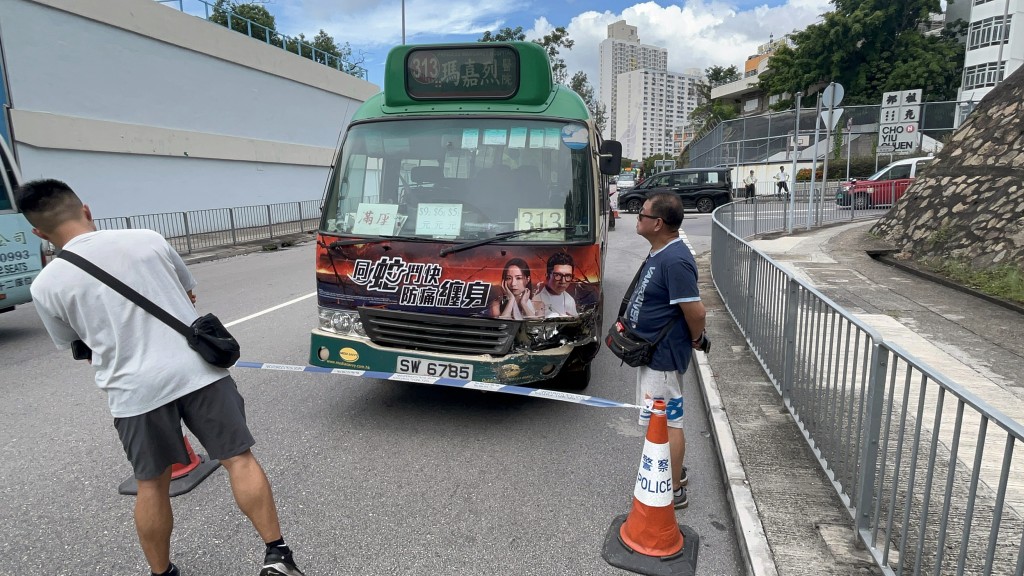 荔景山路發生小巴與的士相撞事故，4人送院接受治療