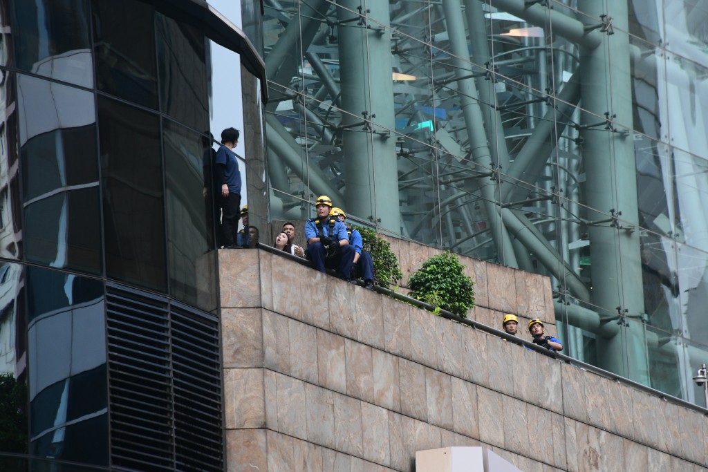 珍惜生命｜旺角朗豪坊女子企圖輕生，消防及警方英勇救援