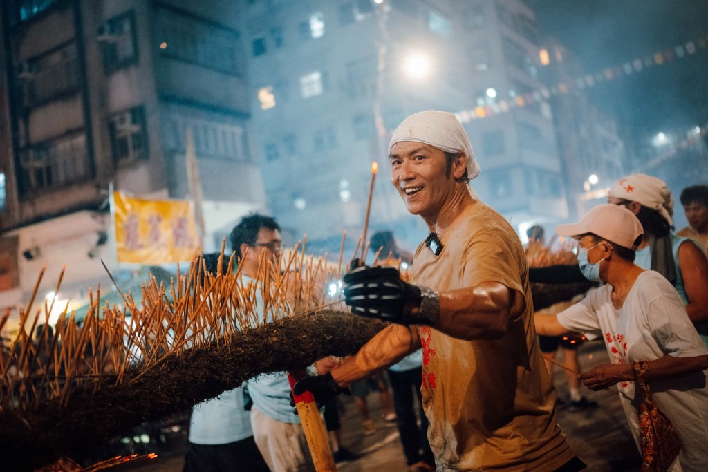 中秋節的火龍舞盛會：唐文龍的首次體驗引發熱議