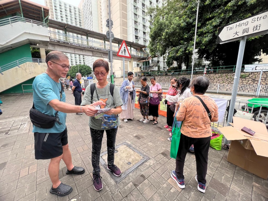 我要讚佢 | 40熱心義工風雨下出動 3區派月餅向基層送暖