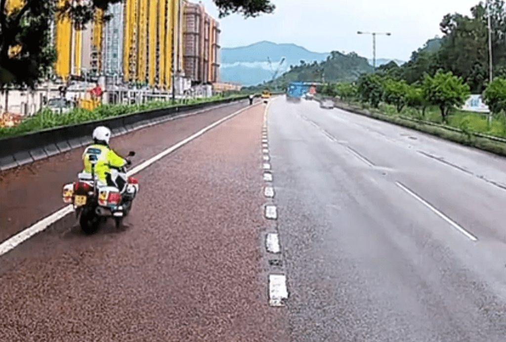 暴風雨中善心男士勇救流浪狗，情暖香港街頭