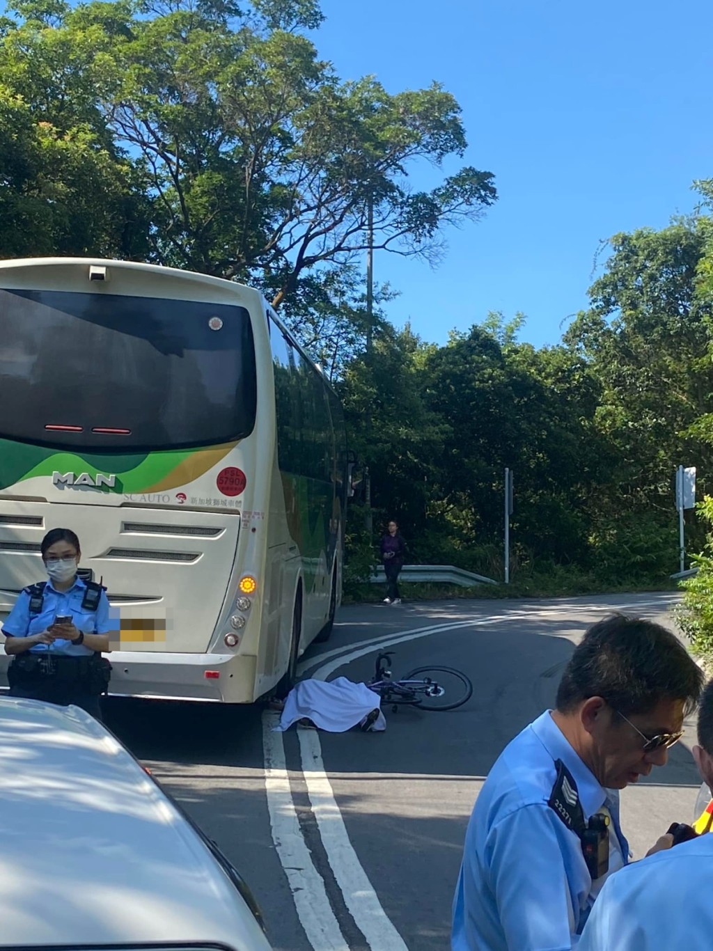 大嶼山悲劇：旅遊巴與單車相撞 事故現場交通全封