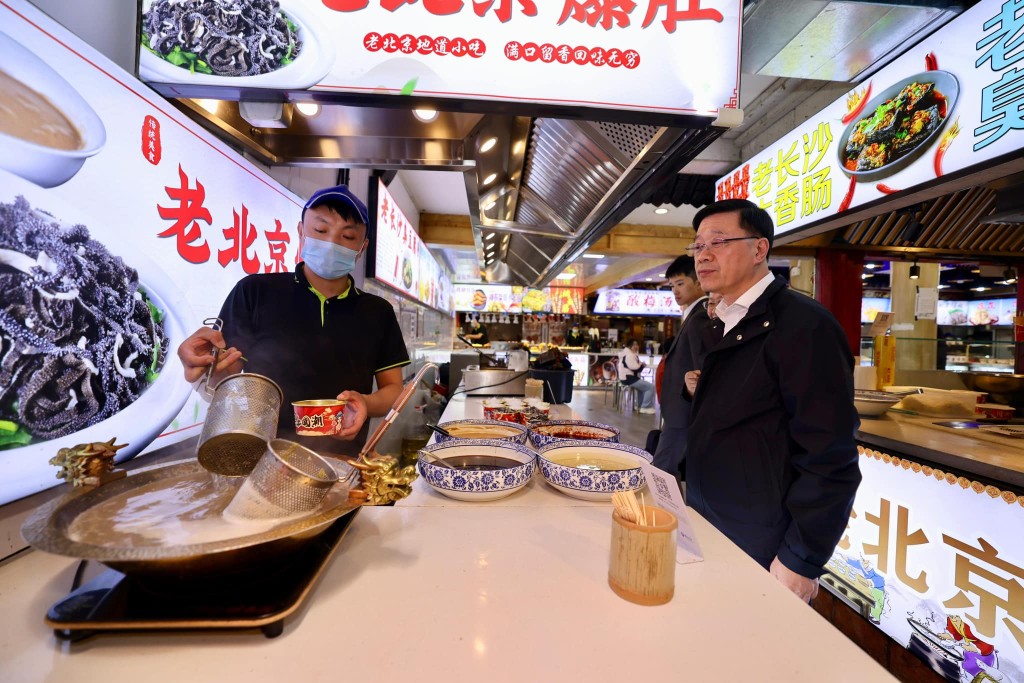 李家超探訪南鑼鼓巷 盡享老北京文化魅力與美食