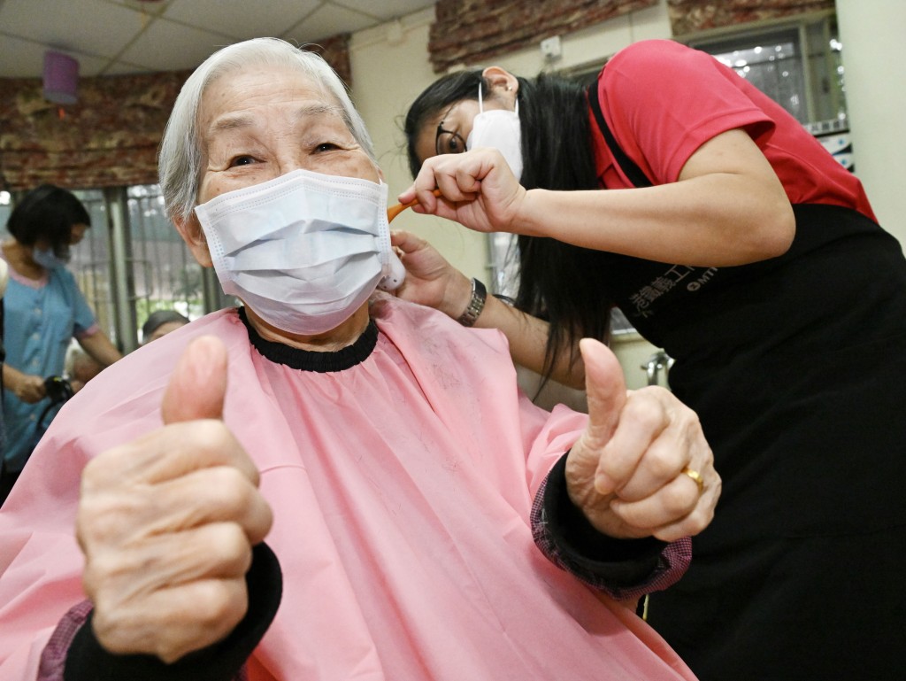 中秋節的愛心傳遞：港鐵義工精心服務老人院