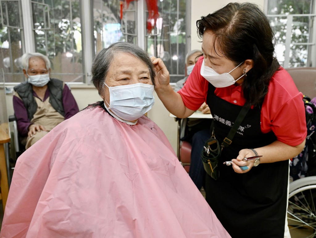 中秋節的愛心傳遞：港鐵義工精心服務老人院