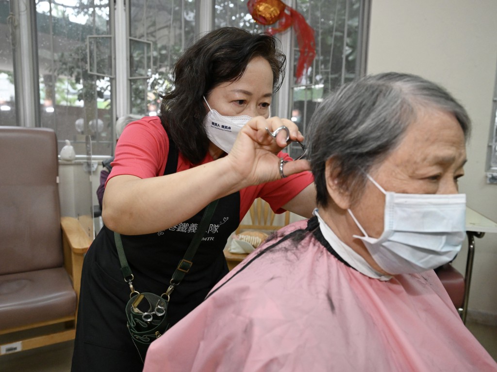 中秋節的愛心傳遞：港鐵義工精心服務老人院