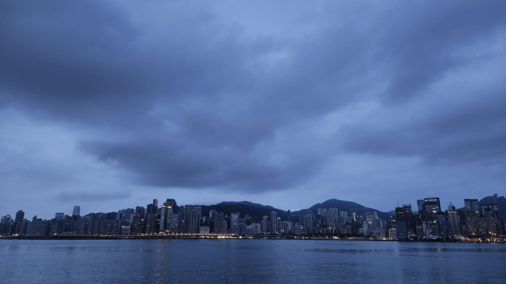 低壓區動態：驟雨雷暴來襲，本港天氣變幻莫測