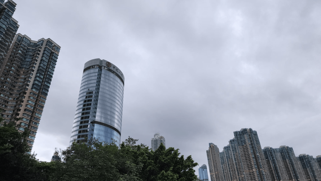 天文台｜東北季候風抵港 引發驟雨響雷 氣溫驟降七度