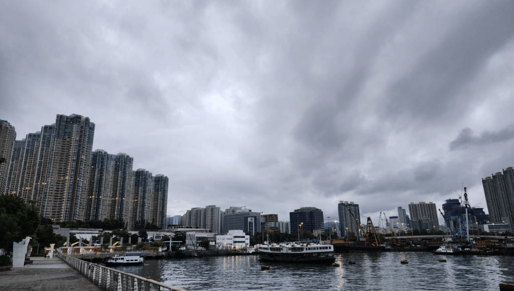 天文台｜東北季候風抵港 引發驟雨響雷 氣溫驟降七度