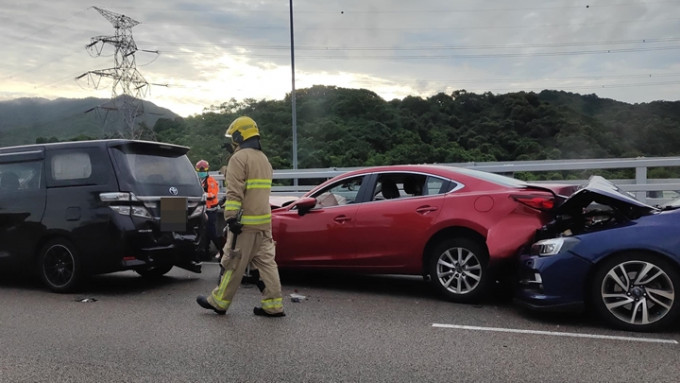 七車相撞，粉嶺公路交通大堵塞