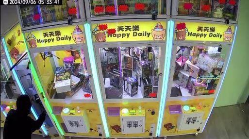 天眼直擊｜佐敦夾公仔店遭竊賊快速偷走硬幣機 直損失達1.3萬