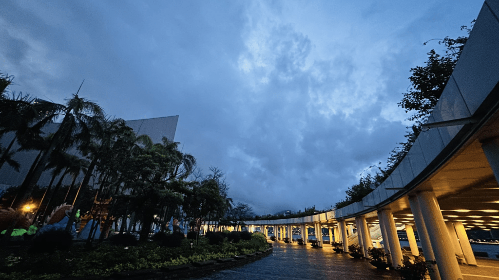 強烈熱帶風暴摩羯影響廣東沿岸，香港驟雨雷暴頻繁