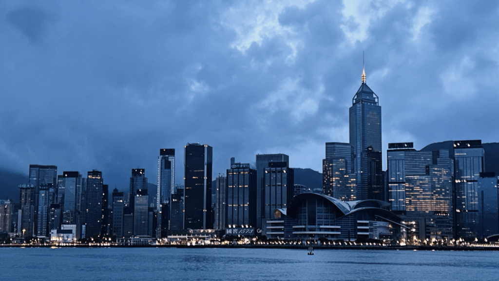 強烈熱帶風暴摩羯影響廣東沿岸，香港驟雨雷暴頻繁