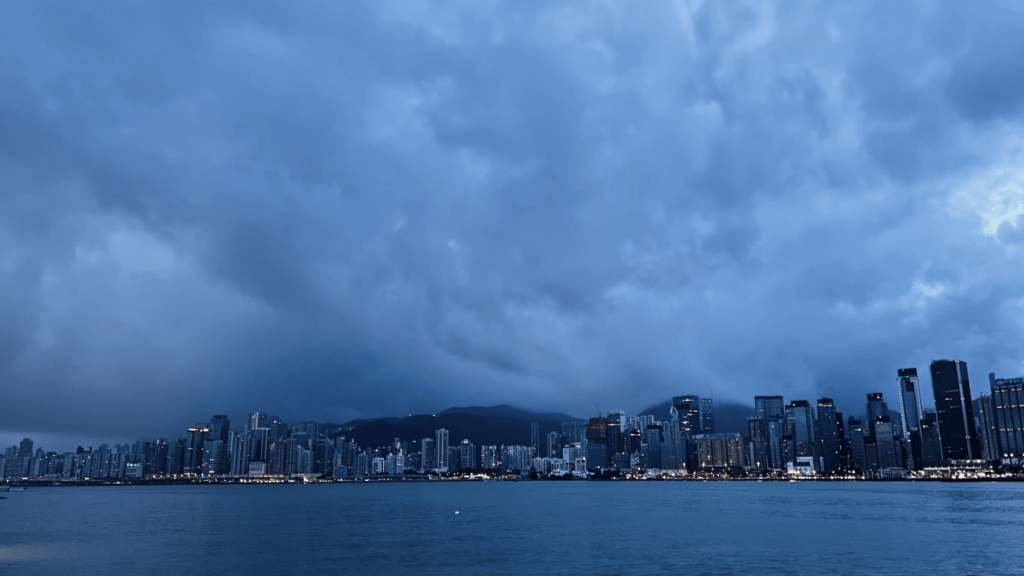 強烈熱帶風暴摩羯影響廣東沿岸，香港驟雨雷暴頻繁