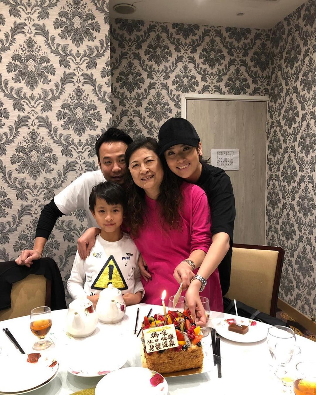 TVB「秘書王」葉凱茵47歲生日慶祝 堂而皇之展現三代同堂的溫馨