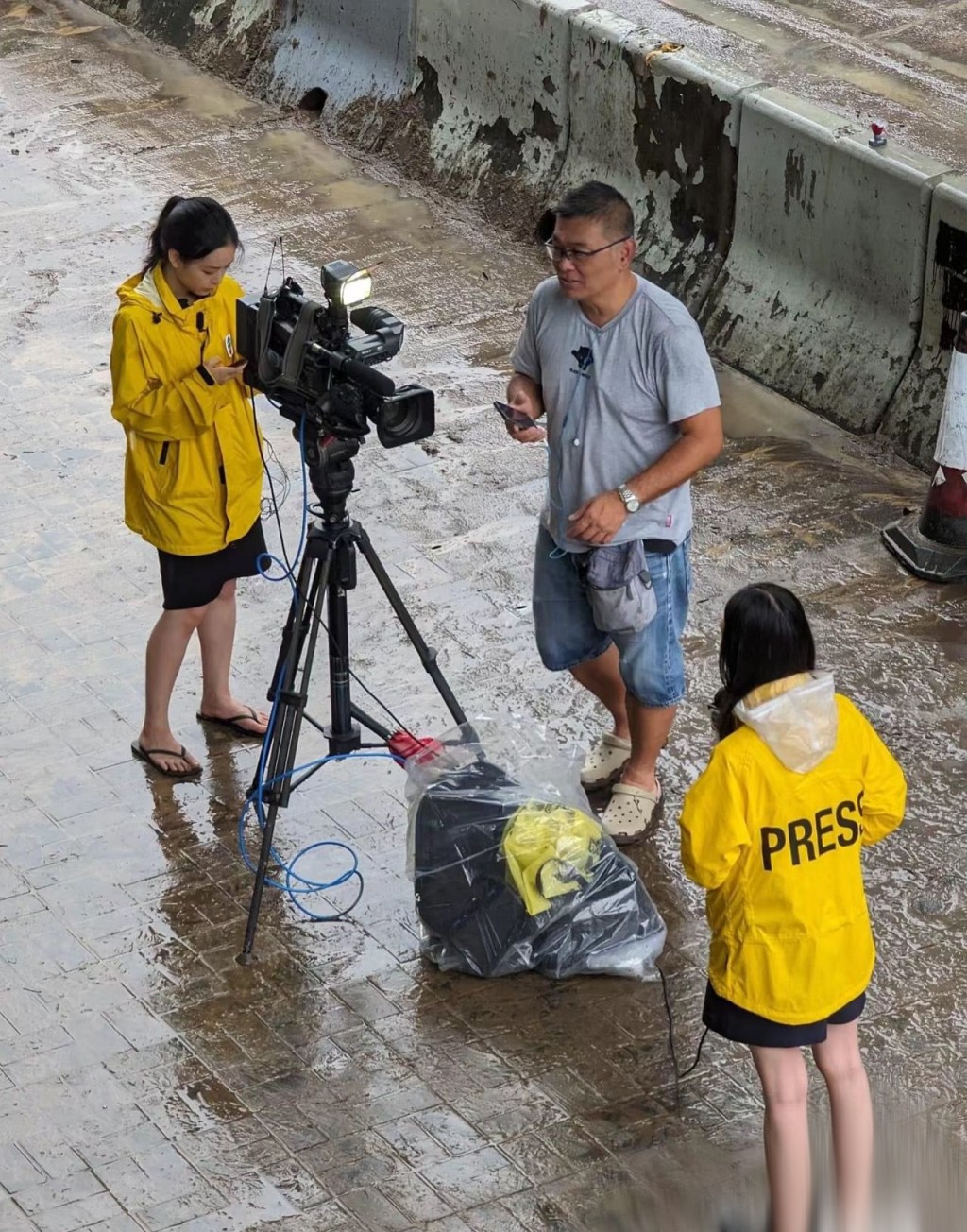 中秋祭月的淚與笑：TVB記者陳尚萱逆風淋雨、彭永曦狼狽不堪