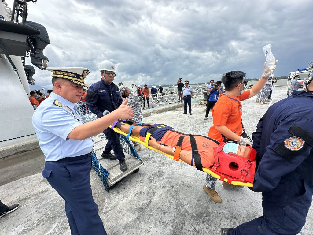 菲律賓海巡艦艱難回航，船員健康堪憂