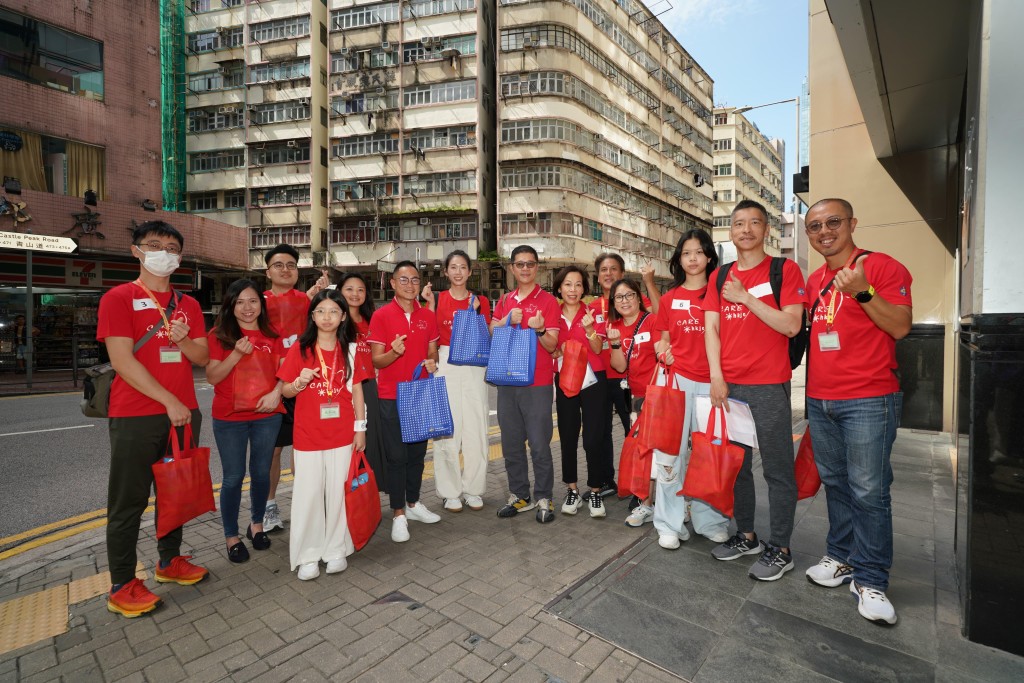 馬會義工隊深水埗長者中秋探訪，傳遞暖心祝福