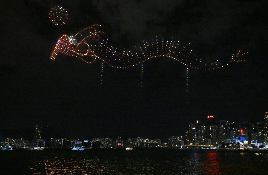 中秋節的璀璨夜空：新疆旅客讚嘆香港的繁華