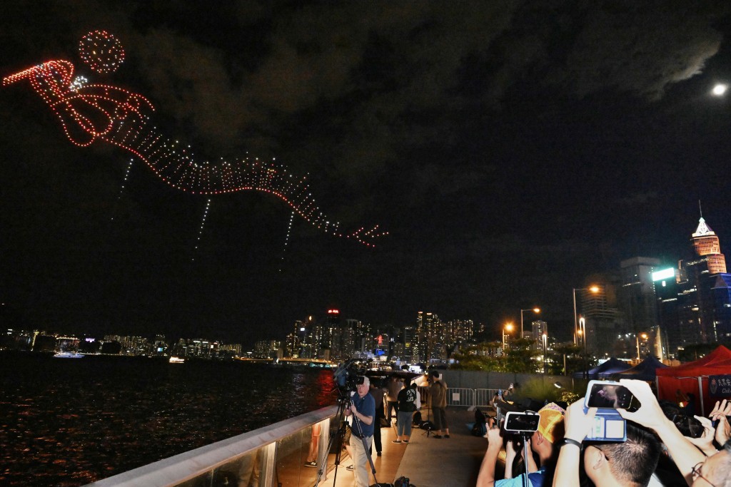 中秋節的璀璨夜空：新疆旅客讚嘆香港的繁華