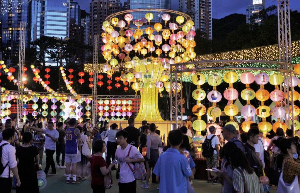 中秋節的璀璨夜空：新疆旅客讚嘆香港的繁華