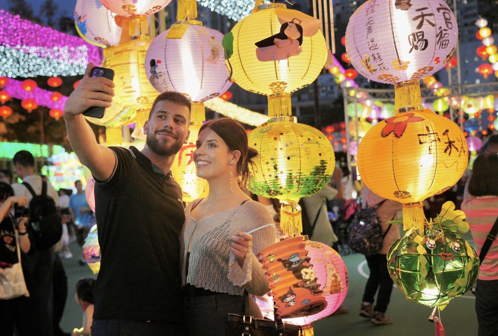 中秋節的璀璨夜空：新疆旅客讚嘆香港的繁華