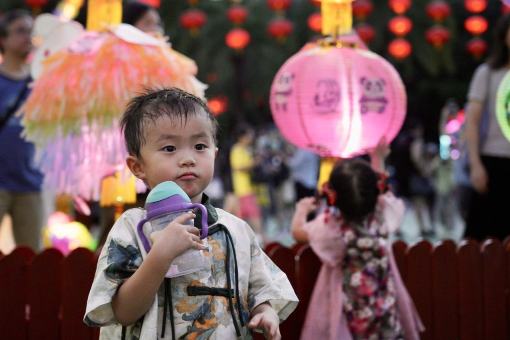 中秋節的璀璨夜空：新疆旅客讚嘆香港的繁華