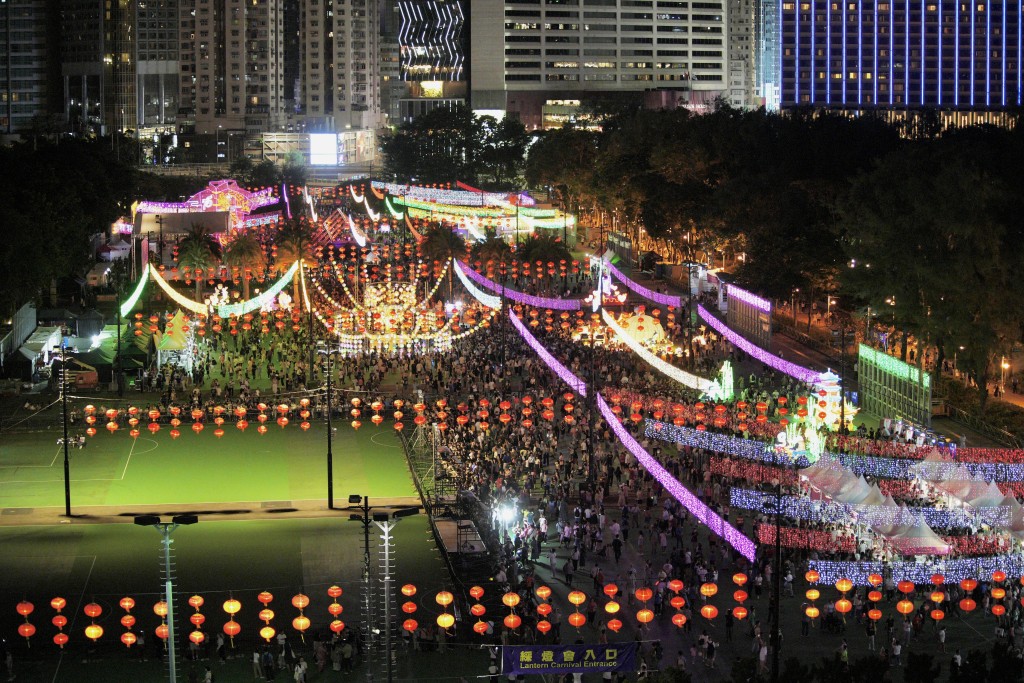 中秋節的璀璨夜空：新疆旅客讚嘆香港的繁華