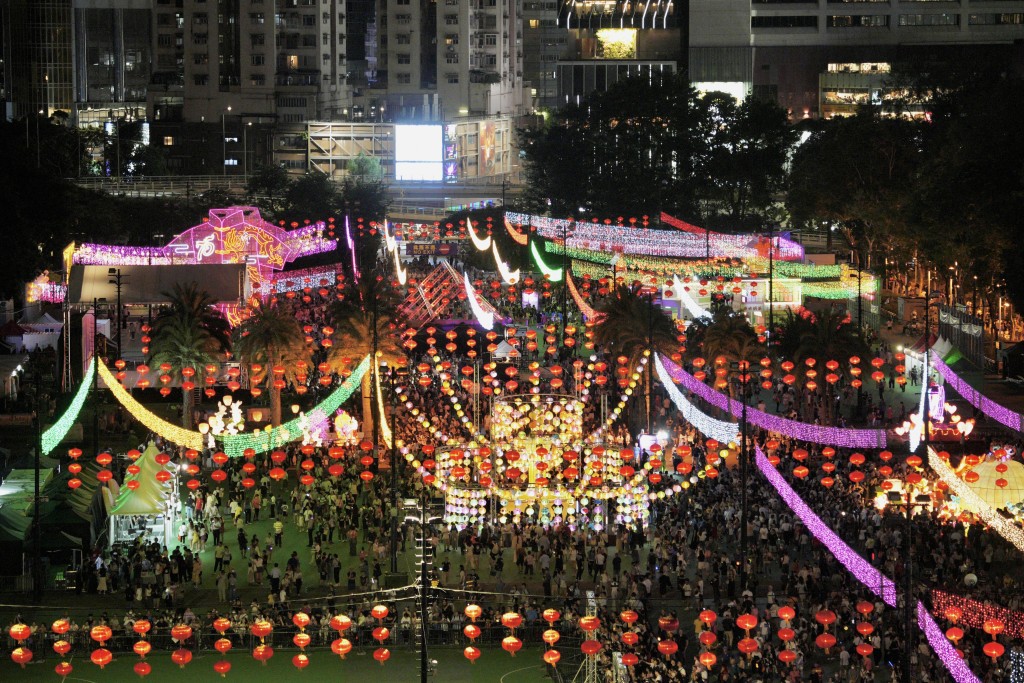 中秋節的璀璨夜空：新疆旅客讚嘆香港的繁華