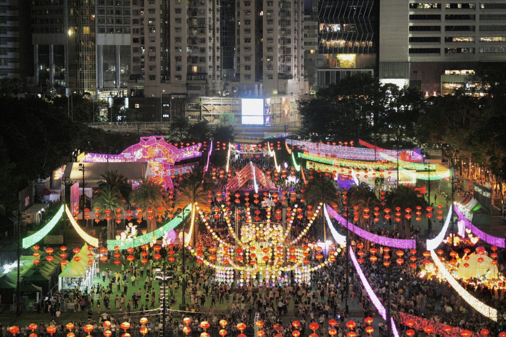 中秋節的璀璨夜空：新疆旅客讚嘆香港的繁華