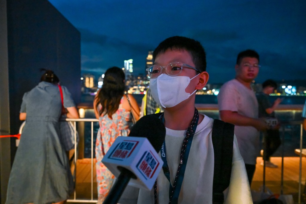 中秋節的璀璨夜空：新疆旅客讚嘆香港的繁華