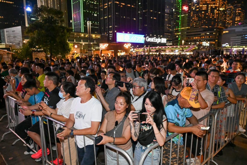 中秋節的璀璨夜空：新疆旅客讚嘆香港的繁華