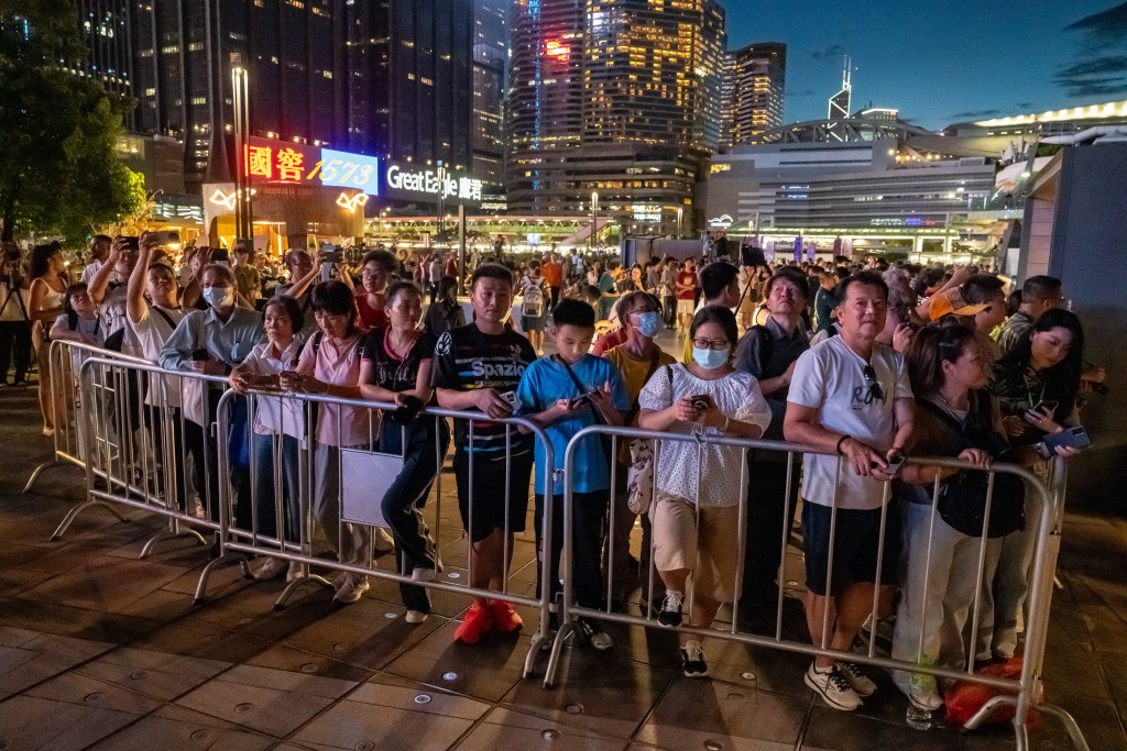 中秋節的璀璨夜空：新疆旅客讚嘆香港的繁華