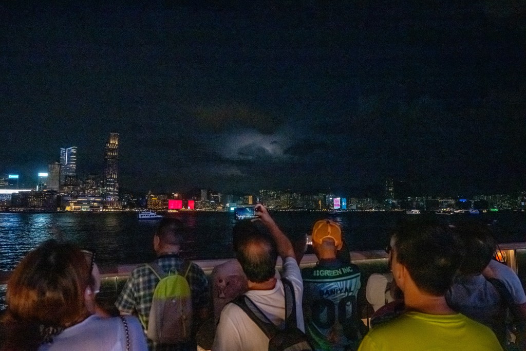 中秋節的璀璨夜空：新疆旅客讚嘆香港的繁華