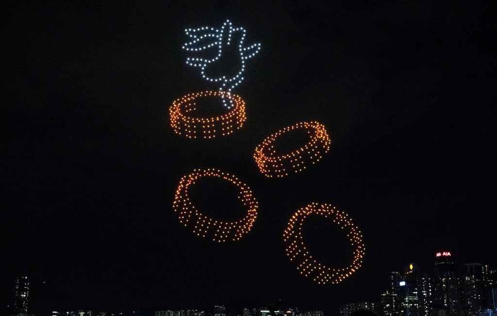 中秋節的璀璨夜空：新疆旅客讚嘆香港的繁華