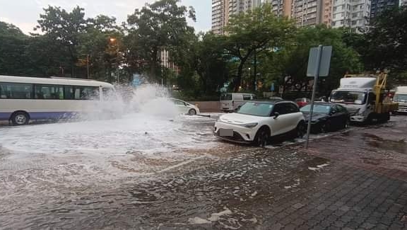 長沙灣東京街水管爆裂事件引發交通混亂