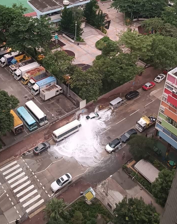 長沙灣東京街水管爆裂事件引發交通混亂