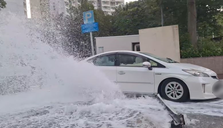 長沙灣東京街水管爆裂事件引發交通混亂