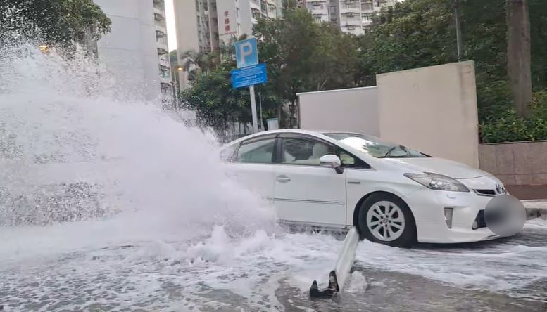 長沙灣東京街水管爆裂事件引發交通混亂