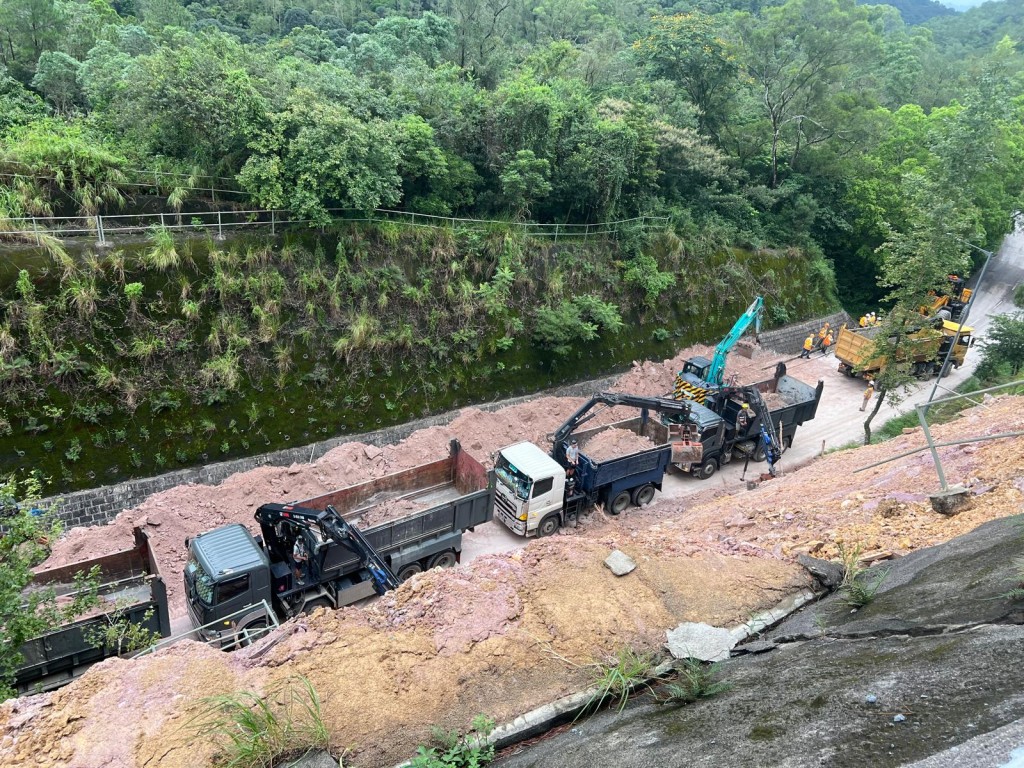 新娘潭路山泥傾瀉清理工作顺利完成，部分通行恢复