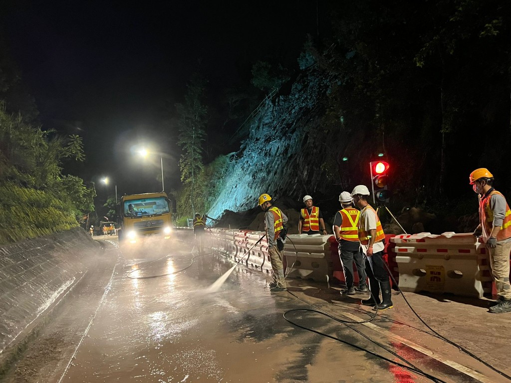 新娘潭路山泥傾瀉清理工作顺利完成，部分通行恢复