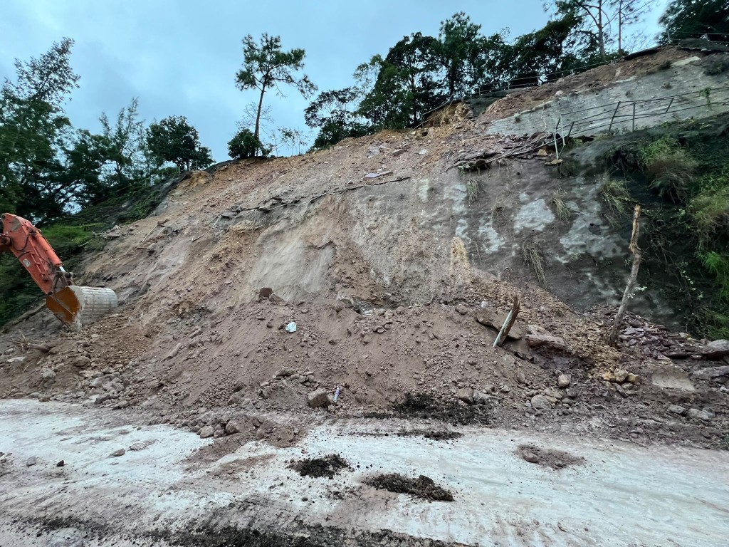 新娘潭路山泥傾瀉清理工作顺利完成，部分通行恢复