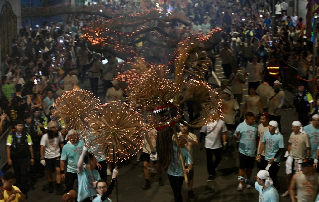 中秋佳節的盛會：維園綻放大坑舞火龍的熱情與歡樂