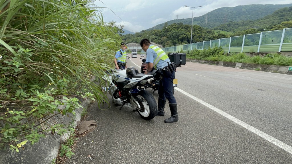 大埔吐露港公路發生驚險7車相撞意外，2人受傷