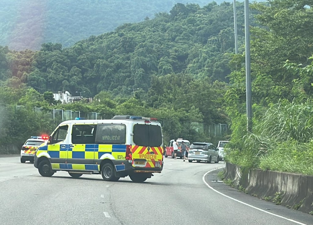 大埔吐露港公路發生驚險7車相撞意外，2人受傷