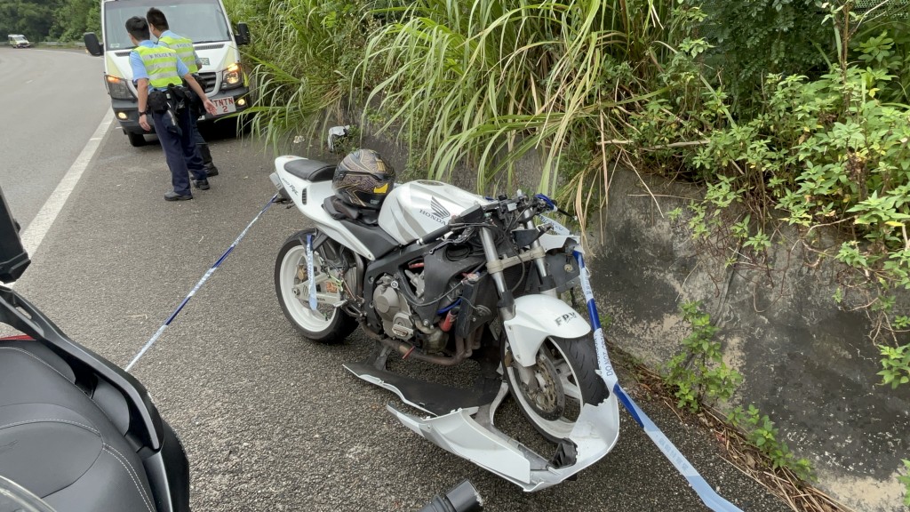 大埔吐露港公路發生驚險7車相撞意外，2人受傷