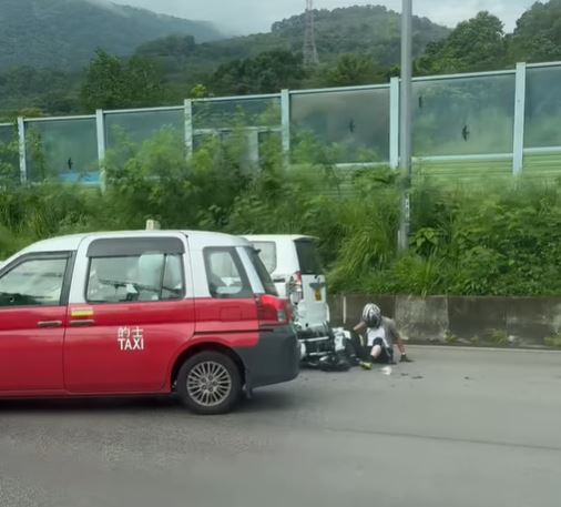 大埔吐露港公路發生驚險7車相撞意外，2人受傷