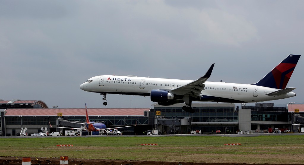 飛行中的驚險時刻：達美航空737-900型客機因加壓問題緊急返航，數名乘客受傷