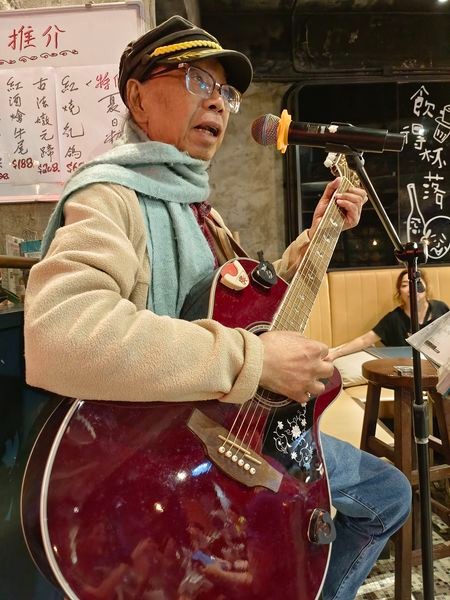 音樂的韌性：79歲民歌手Solo的生命之歌