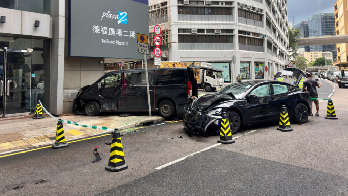 交通意外再現！九龍灣客貨車衝上行人路 認真影響安全